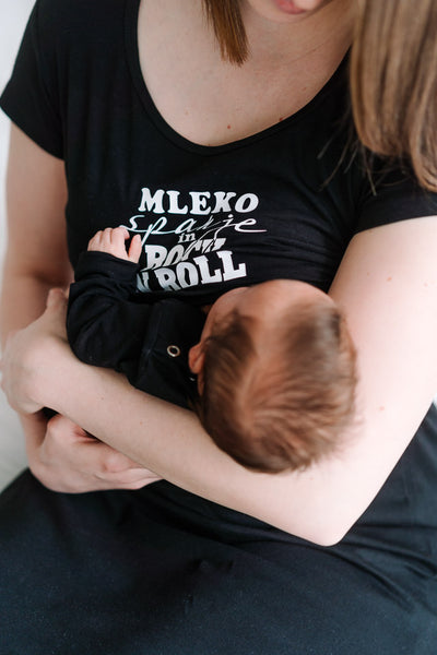 Spalna srajca za nosečnost in dojenje z napisom "Mleko Spanje in RockNroll" - kratek rokav - črna barva