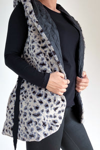 Brezrokavnik s kapuco - kratek