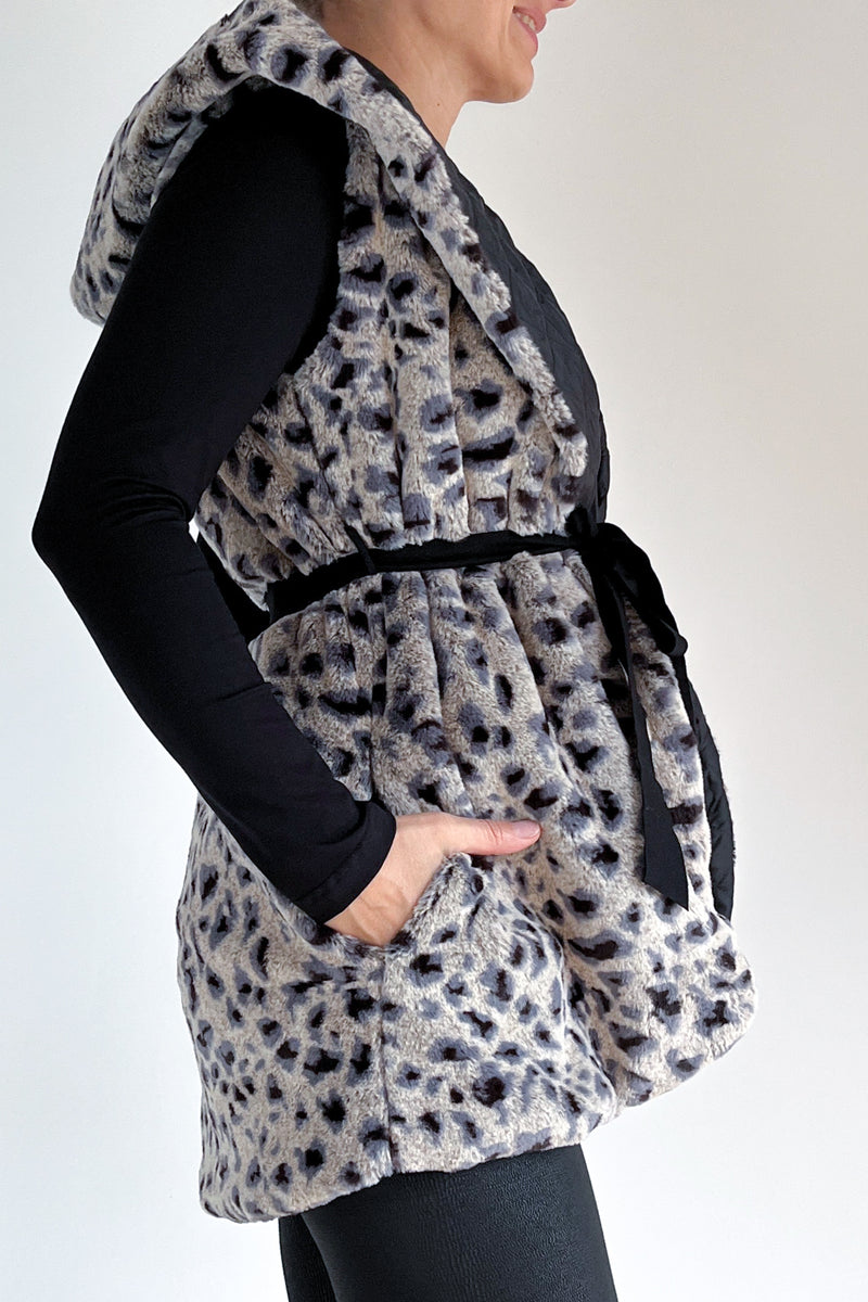 Brezrokavnik s kapuco - kratek