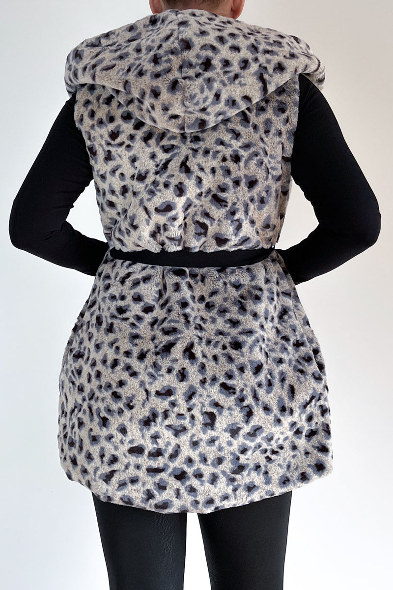 Brezrokavnik s kapuco - kratek