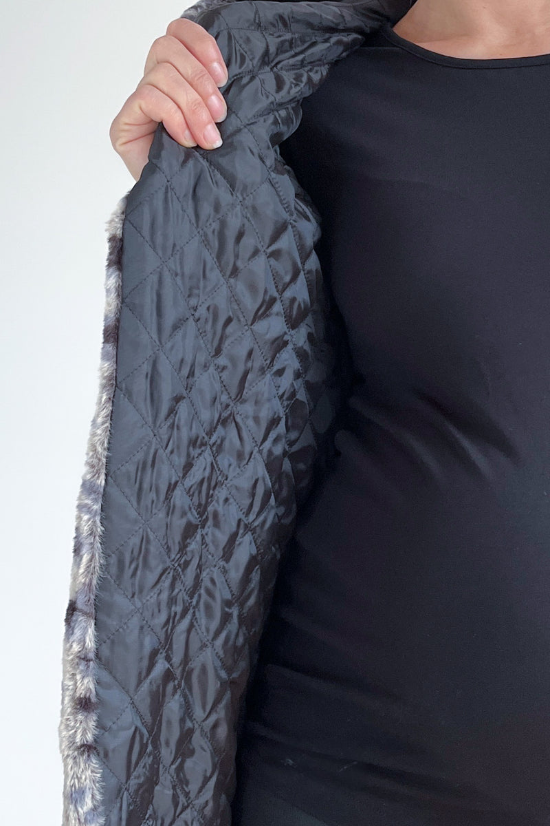 Brezrokavnik s kapuco - kratek