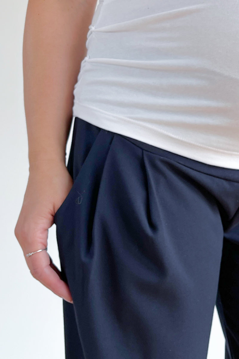 Elegantne nosečniške hlače z gubami - temno modre