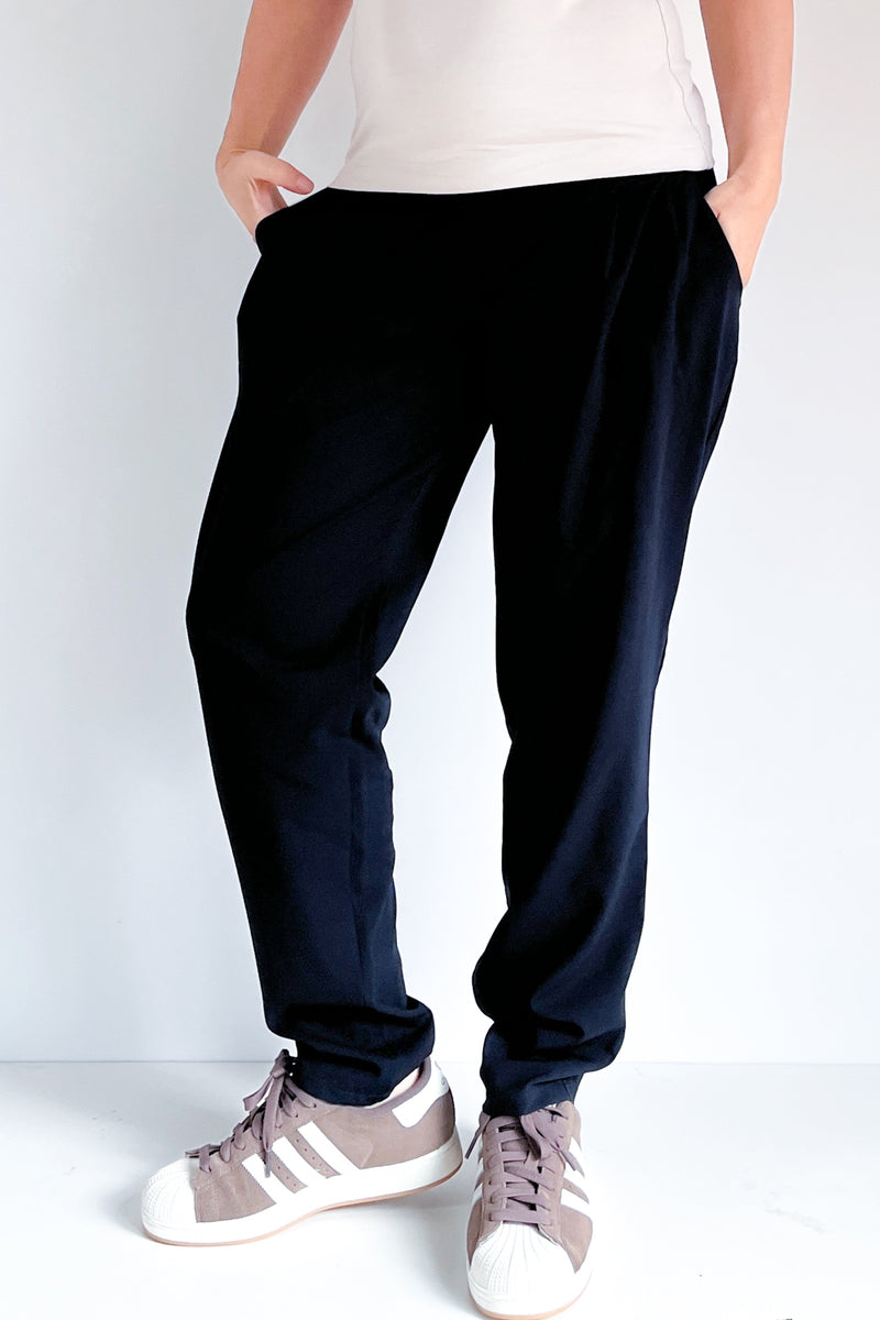 Elegantne nosečniške hlače z gubami - temno modre