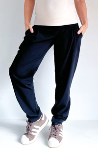 Elegantne nosečniške hlače z gubami - temno modre