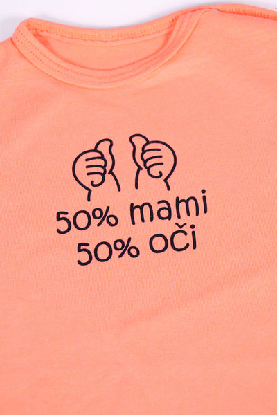 Otroški bodi z napisom "50% mami 50% oči" kratek rokav - koralna
