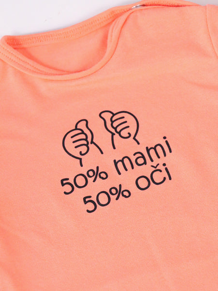 Otroški bodi z napisom "50% mami 50% oči" kratek rokav - koralna