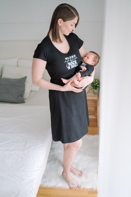 Spalna srajca za nosečnost in dojenje z napisom "Mleko Spanje in RockNroll" - dolg rokav - bela barva