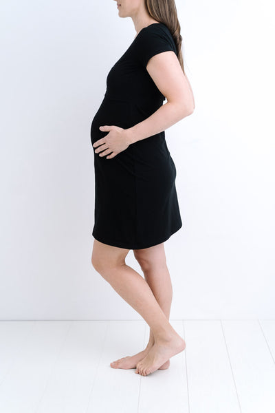 Spalna srajca za nosečnost in dojenje z napisom "Mleko Spanje in RockNroll" - kratek rokav - črna barva